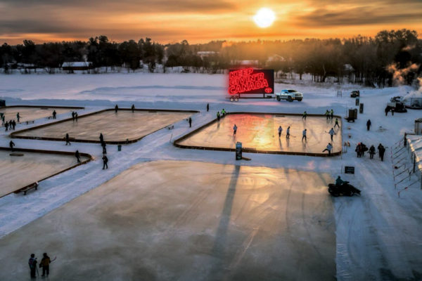 S'entraînant au hockey sur glace pour une publicité de Toyota, illustré par l'artiste du storyboard d'ASB, Trevor, Style : Cadres de Storyboard en couleur, Art 2D pour Animatique ou Cadres de Storyboard