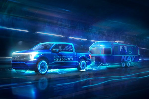 蓝色福特卡车拉着一辆拖车，由 ASB 故事板艺术家 Chris M. 绘制，风格：彩色故事板框架，动画或故事板框架的 2D 艺术