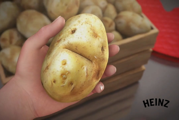 Image d&#039;une main tenant une pomme de terre de la campagne animée de Heinz Ketchup dans un style cinématographique réaliste en 3D.