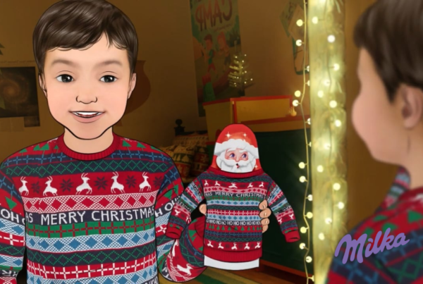Exemplo de animação, quadro cinematográfico híbrido 3D da campanha de animação do Milka. Rapaz com chocolate do Pai Natal e camisolas a condizer, luzes de Natal